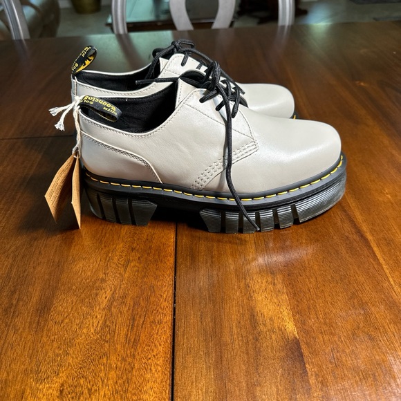 Dr Martens Women Shoes Oxfords lace up Leather Light Beige - Picture 11 of 12